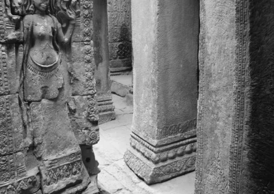 sculpture et chemin intérieur dans un temple d'angkor
