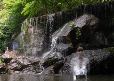 cascade et jeune baigneuse dans le bassin à bali