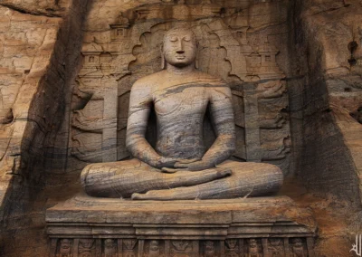 boudha sculpté dans la roche au sri lanka