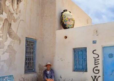 tunisien assis à djerbahood