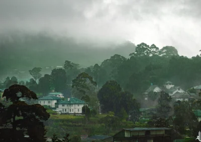 vue par temps de pluie sur kandy au sri lanka