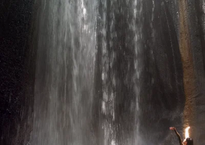 jeune femme sous une cascade à bali