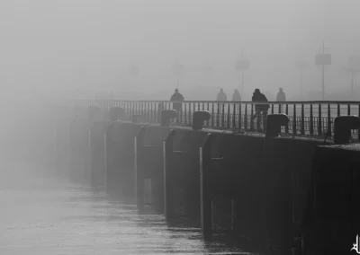 vue dans la brume sur les quais à bordeaux