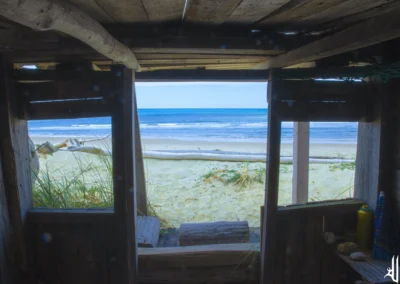 vue sur l'océan depuis une cabane en bois posée sur une plage d'atlantique