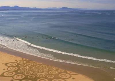 surfeurs sur la plage de biarritz